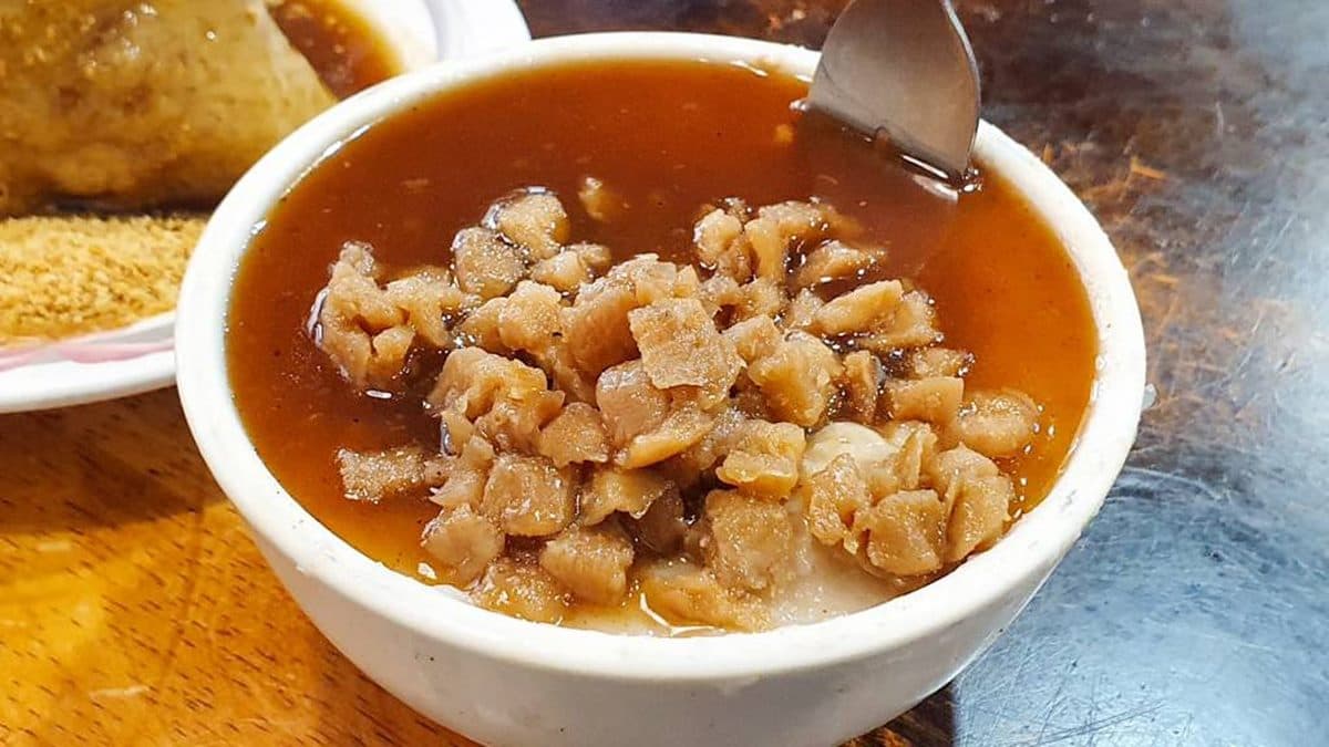 碗粿用古早味的陶碗裝著，放了很多菜脯。（圖片來源：菓子の幸福週記）