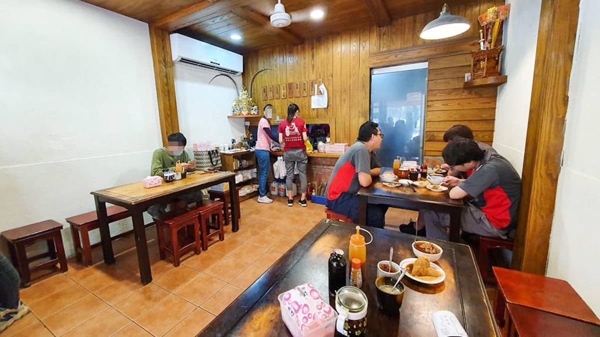 店內環境很棒，復古紅磚搭配木造桌椅，走中式懷舊的風格。（圖片來源：菓子の幸福週記）