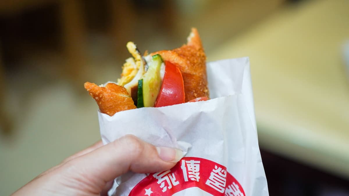 營養三明治的麵包口感酥脆，感覺有點像油條，味道帶一點甜味。（圖片來源：胖貓咪的奇幻旅行）