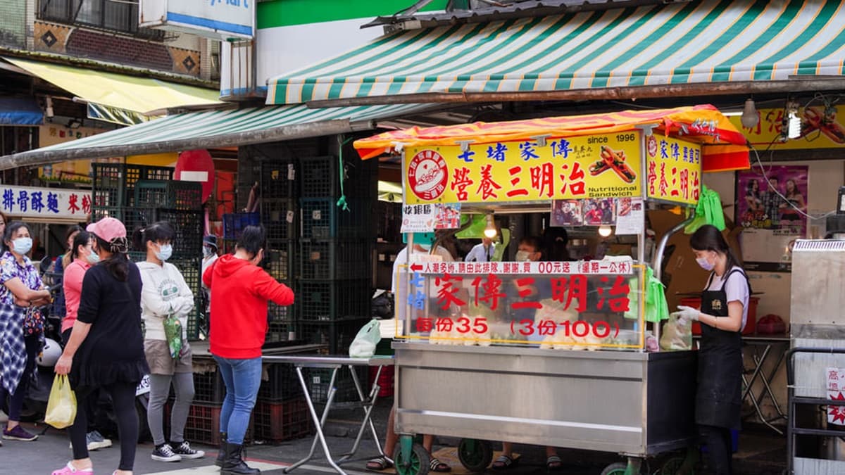 「七堵家傳營養三明治」位於基隆七堵的正光商圈。（圖片來源：胖貓咪的奇幻旅行）