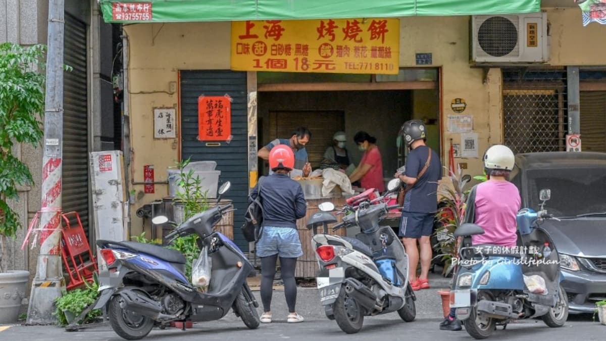 雖說位於巷弄內，卻是人潮不斷，各款燒餅都相當受歡迎。（圖片來源：女子的休假計劃）