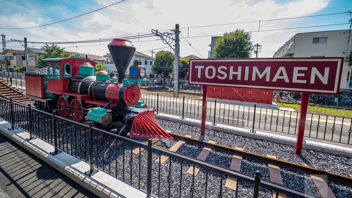 在月台上還有停放魔法列車。（圖片來源：三小a的隨手拍寫​​​​​​​）