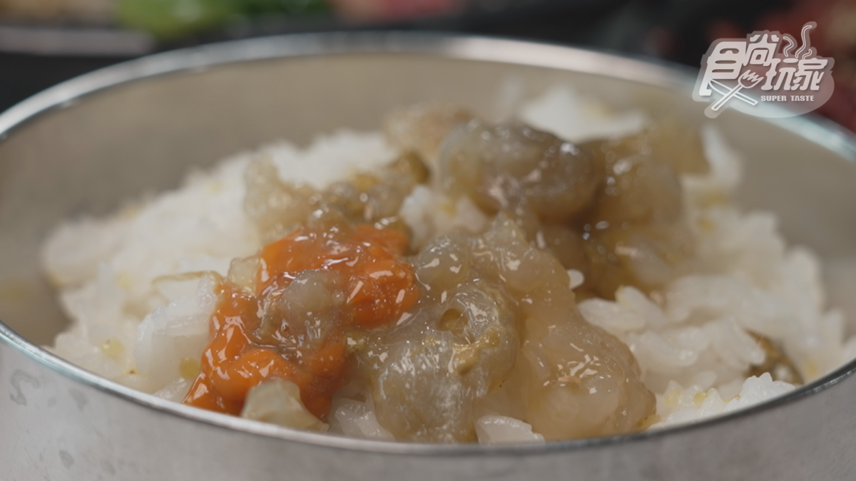 「醬油花蟹」滿滿都是蟹黃、蟹膏，淋飯上根本就是白飯小偷。