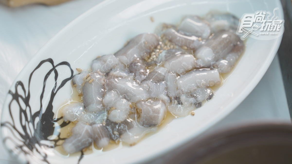 章魚送上桌時還會動，新鮮食材也深受當地人喜愛。