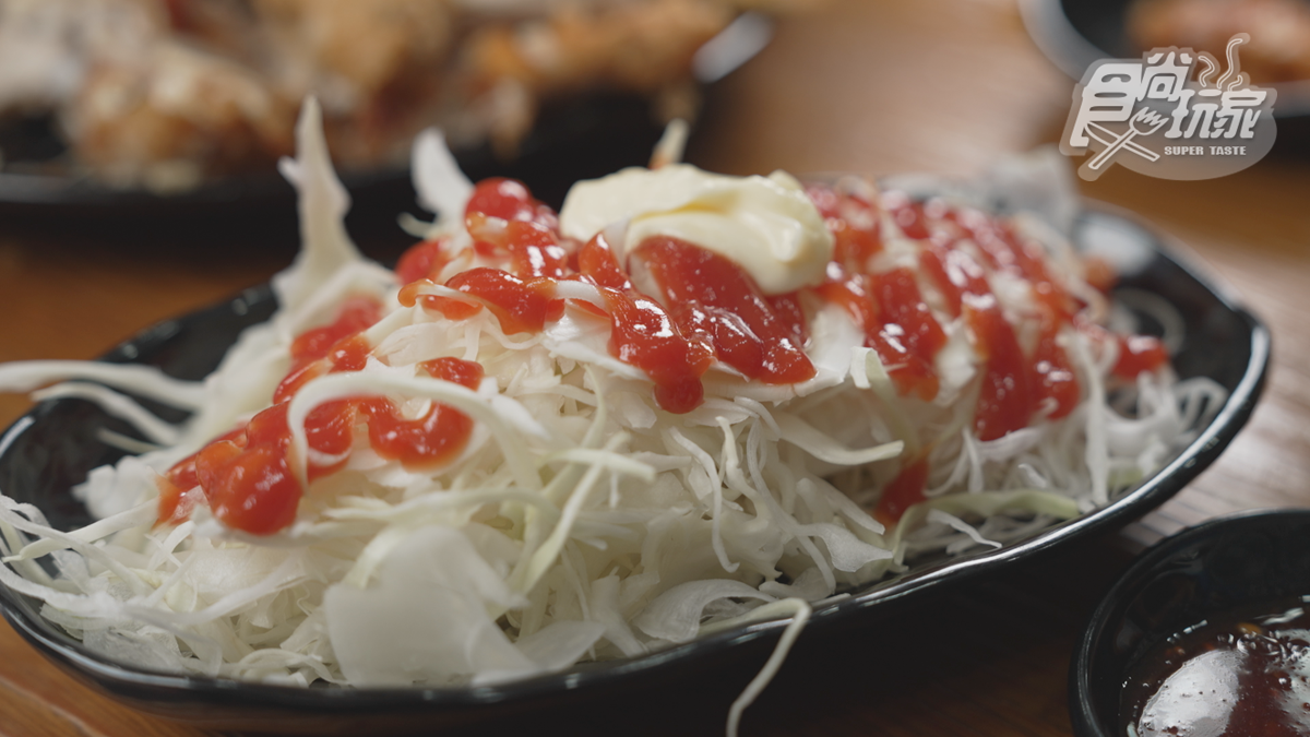 另外還有解膩的高麗菜絲、蘿蔔、泡菜等配菜。