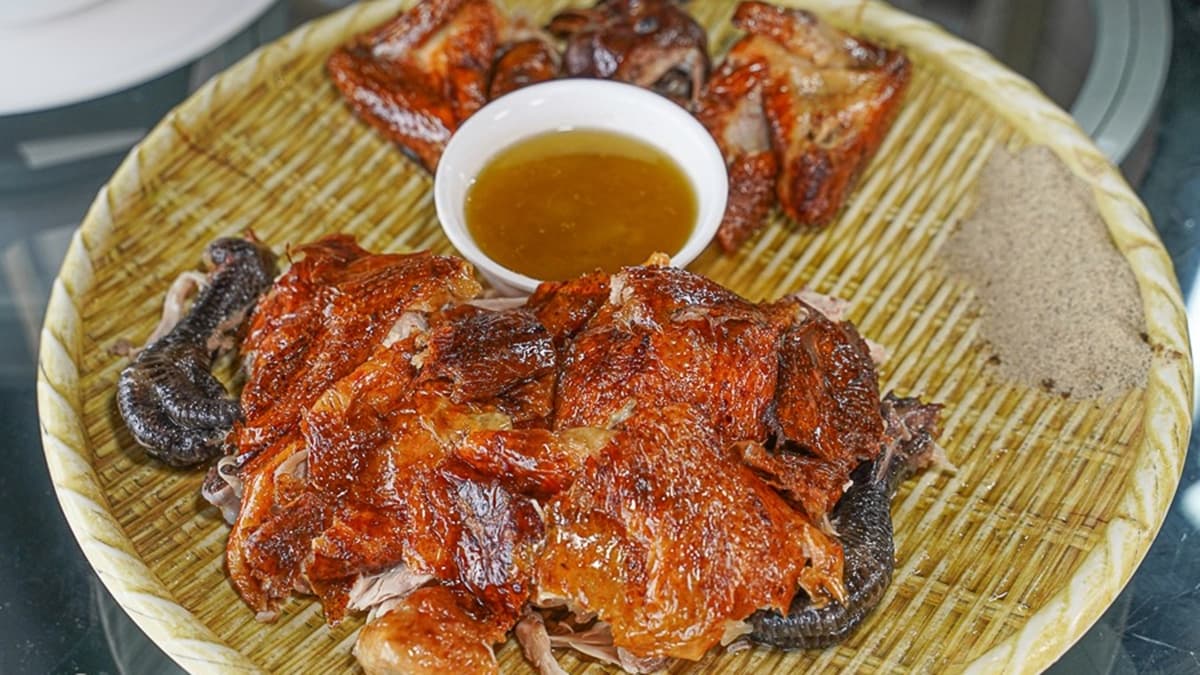 招牌「甕烤雞」烤到焦香酥脆，一口咬下吃得到咔滋酥脆的口感。（圖片來源：跟著尼力吃喝玩樂）