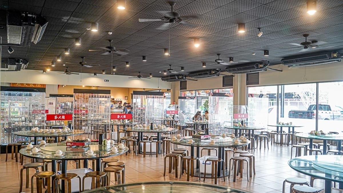 店內座位數很多，適合家庭、團體來聚餐。（圖片來源：跟著尼力吃喝玩樂）