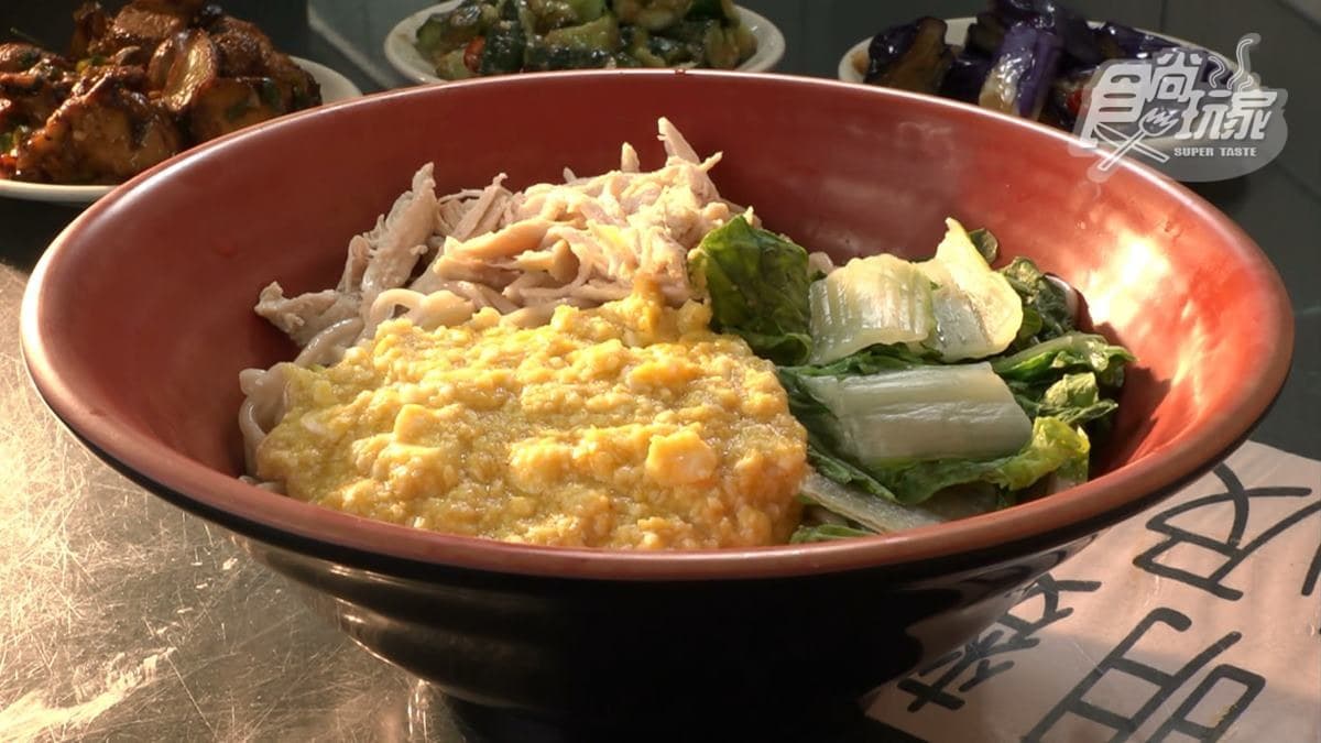 「雞蓉蛋醬麵」吃起來鹹香鹹香，麵條有拉麵的口感。