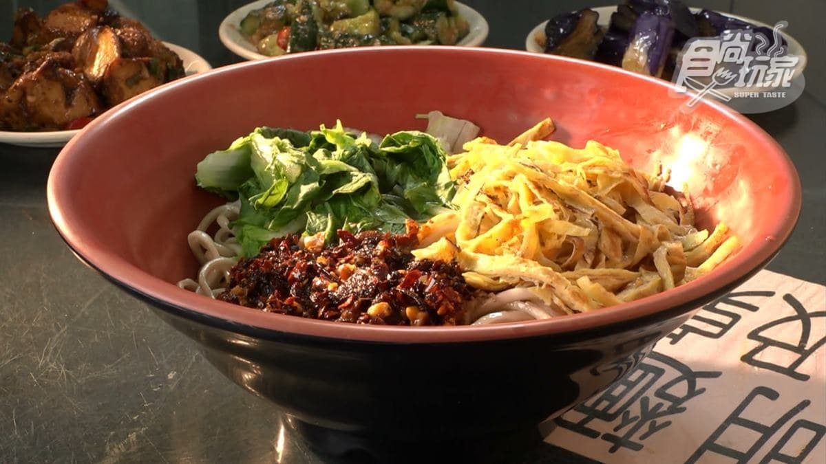 店家的價格大、中、小碗通通均一價，很受到周遭上班族、大學生的歡迎。