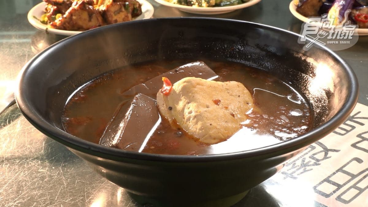 「麻辣鴨血臭豆腐」鴨血超大一塊，湯頭有加XO醬提味。