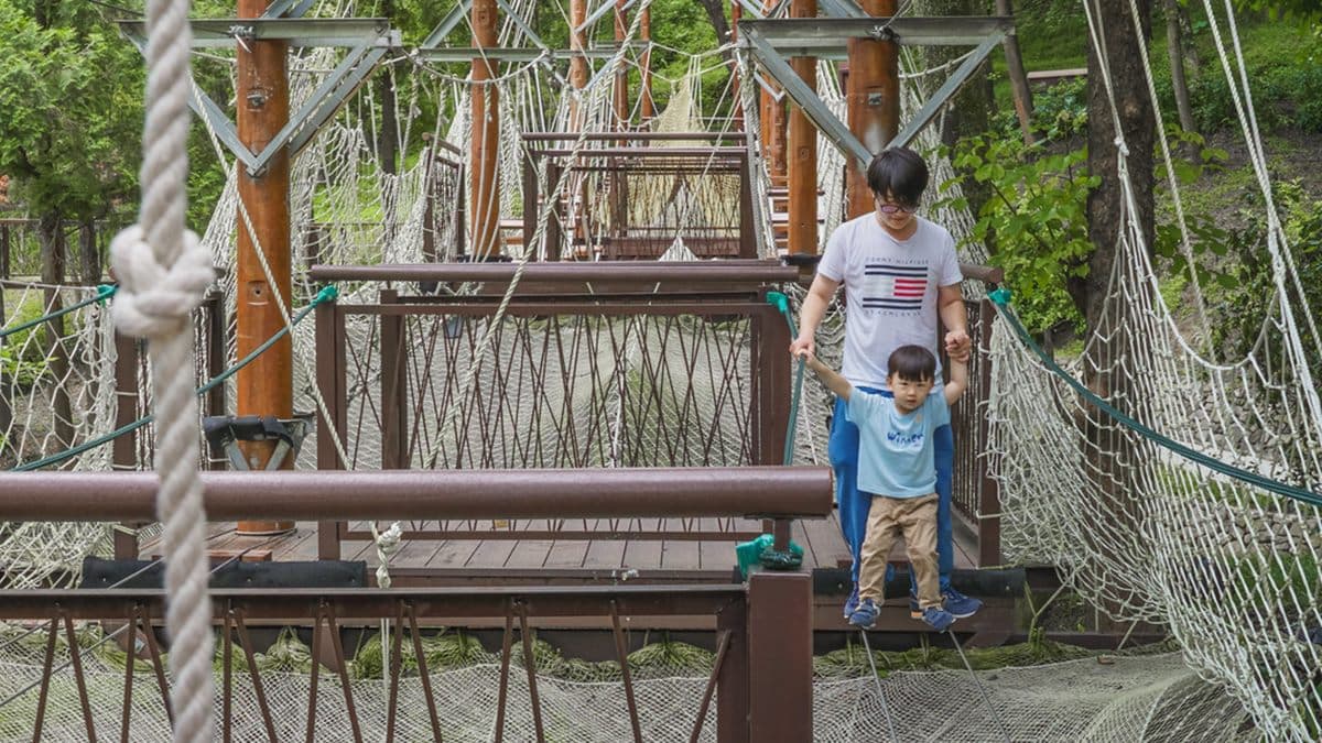 孩子在玩遊樂設施時，建議家長還是需要特別留意小朋友的安全喔。（圖片來源：優尼太太）