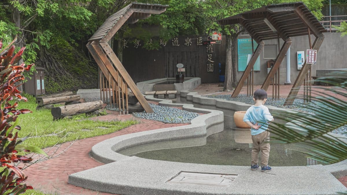 「濯足園」很適合讓遊客坐下來泡腳休憩。（圖片來源：優尼太太）