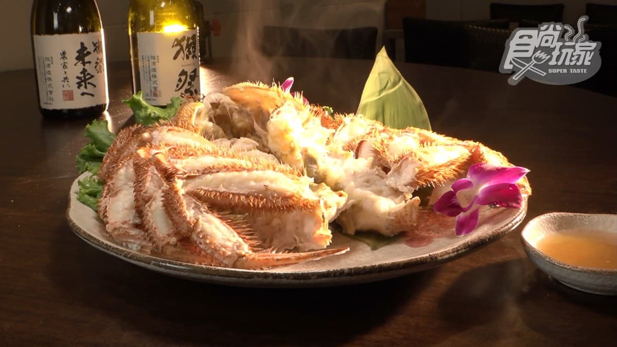 「清蒸日本毛蟹」不沾醬就非常甜，肉質飽滿細緻，蟹膏超濃郁。