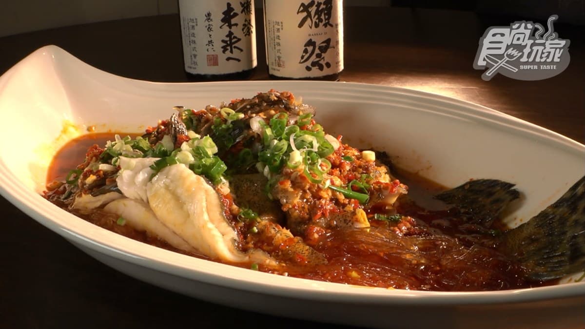 「剁椒龍虎斑」魚肉帶有膠質很新鮮，又可以吃到微嗆的剁椒香氣。