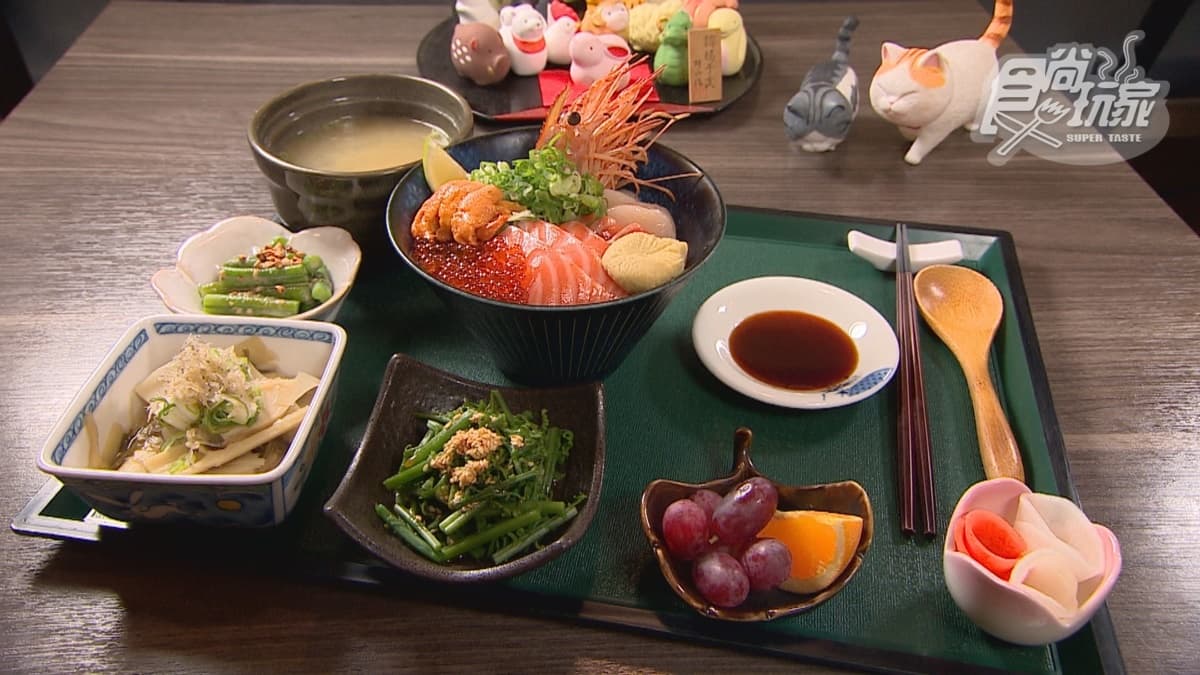 「極上海鮮盛合丼」海鮮新鮮帶有鮮甜味，像是海膽吃起來口感像奶油，還帶有奶味。