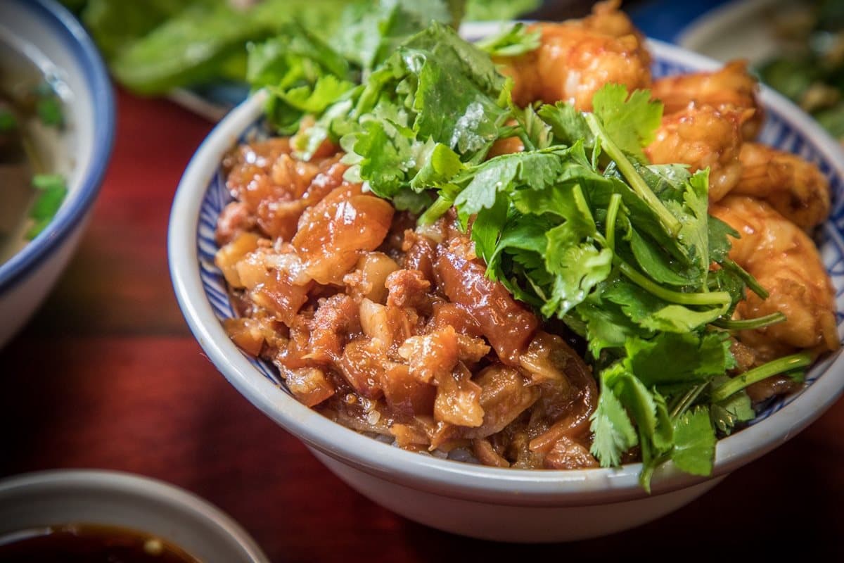 68元爽嗑爆量蝦滷飯！桃園「阿嬤味家常菜」通通佛心價，清燉牛肉麵免百元
