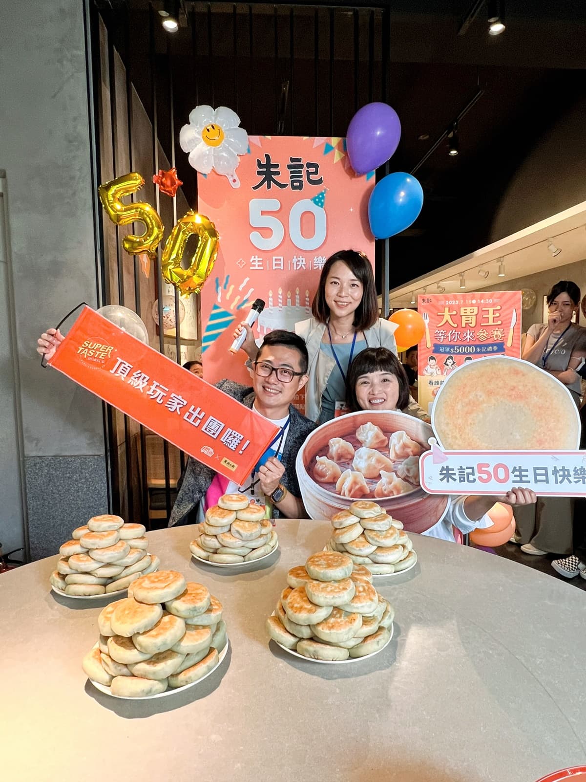 食尚玩家部落客體驗團開跑！衝朱記開吃爆汁餡餅＋豬肉炒飯，加碼怒嗑餡餅山