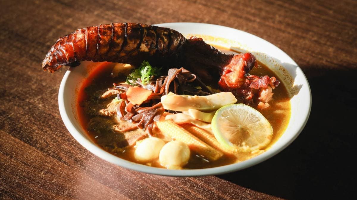 鱷魚腿的口感有點像是豬腳，膠質更多、肉質更扎實。（圖片來源：黑皮的旅遊筆記）