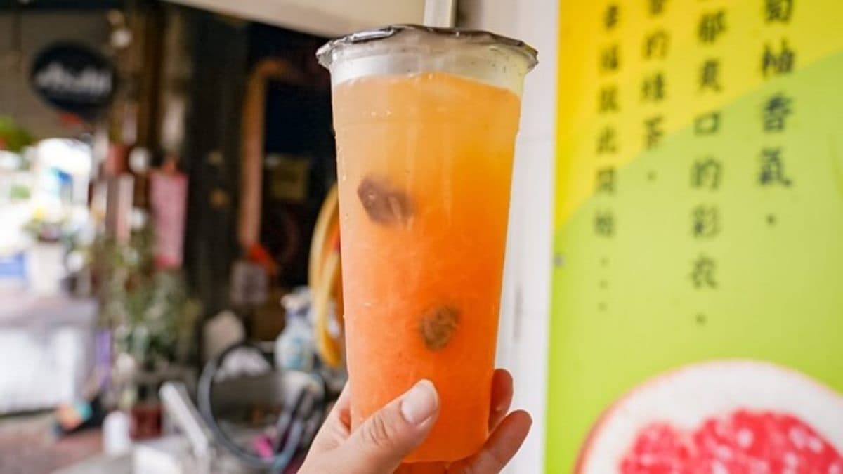 點餐時跟店員說要加２顆梅子，喝起來會更香濃。（圖片來源：靜兒貪吃遊玩愛分享）