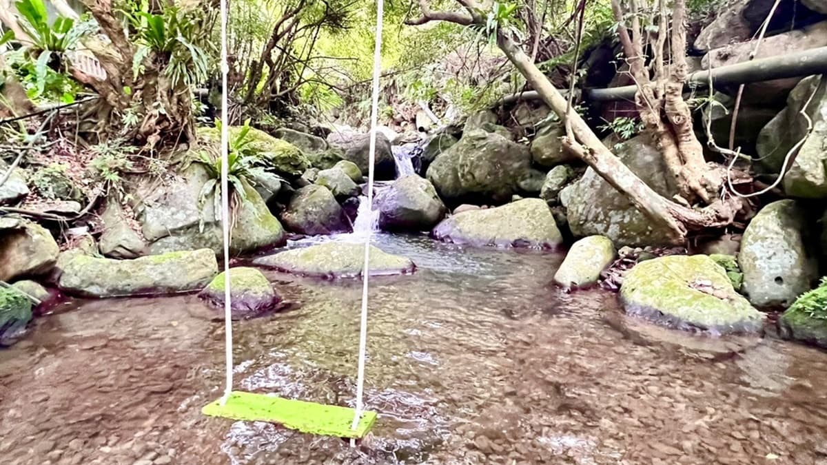 大人小孩也愛這個天然的戲水池，可以在溪邊盪鞦韆。（圖片來源：元氣兔麻吉）