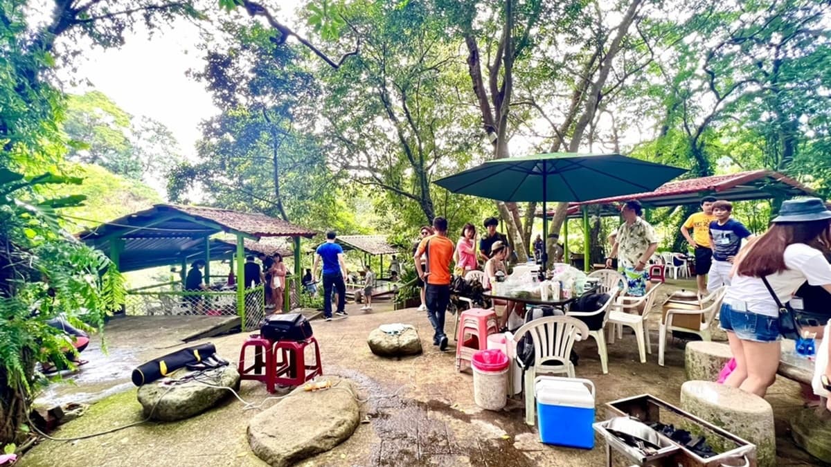 園區有準備石板烤肉，每組遊客都有屬於自己一區座位， 且都有雨遮可以防曬。（圖片來源：元氣兔麻吉）