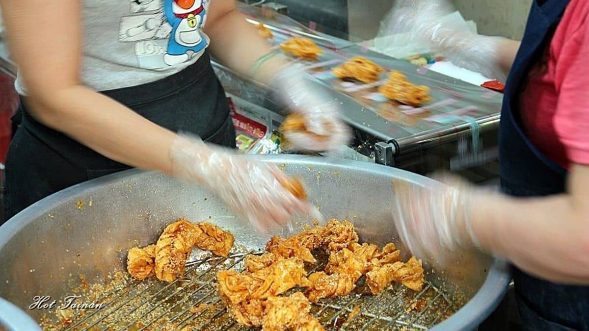「蜜麻花」都是手工製作，製工繁瑣還要一根一根分別的裝入袋內。（圖片來源：熱血玩台南。跳躍新世界）