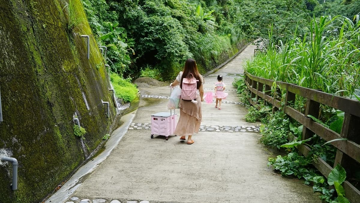 停好車後從旁邊的路繼續走，朝著瀑布方向前進。（圖片來源：東蛙池塘）