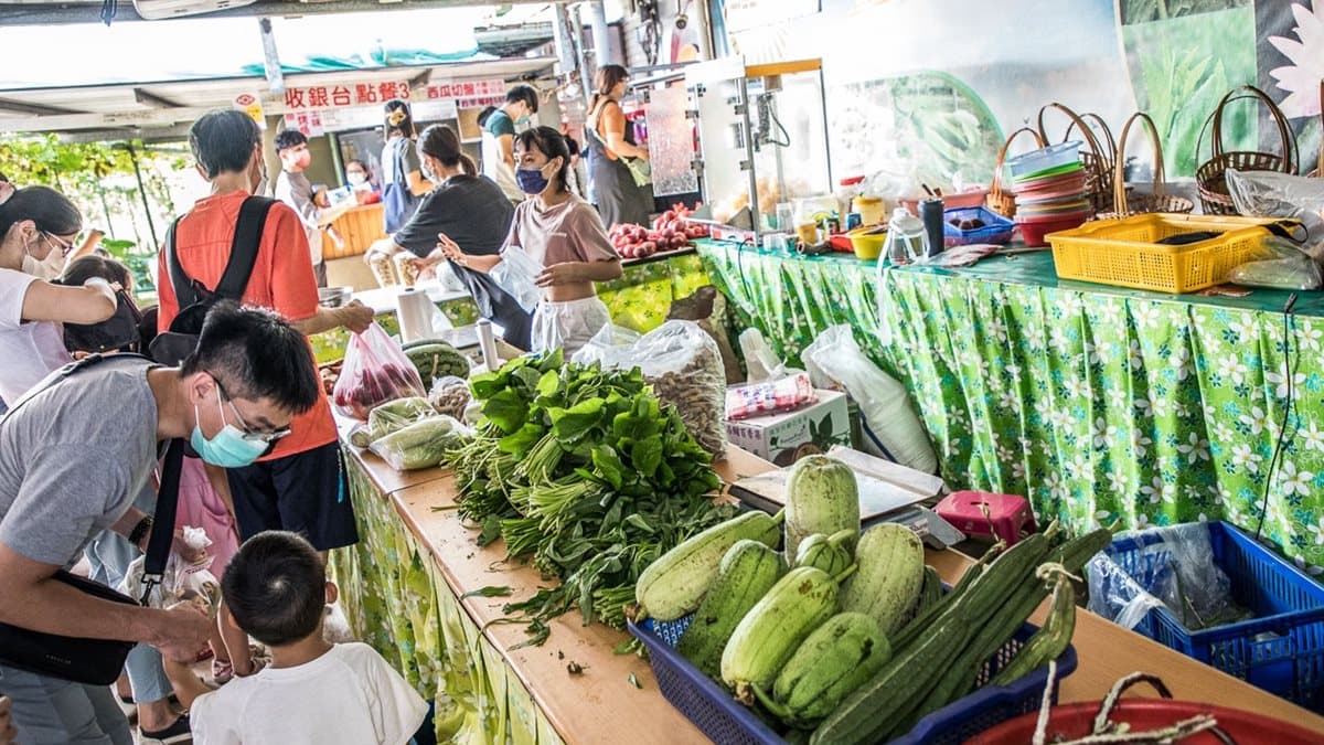 農場有自產自銷的各種青菜、農特產，供遊客選購。（圖片來源：大手牽小手玩樂趣）