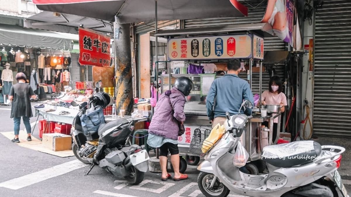 「黃記綠豆粉粿」位於嘉義中正路上，就在東市場附近。（圖片來源：女子的休假計劃）