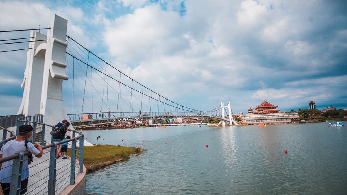 走路過吊橋大概５分鐘就可以走到兒童戲水區。（圖片來源：大手牽小手。玩樂趣）