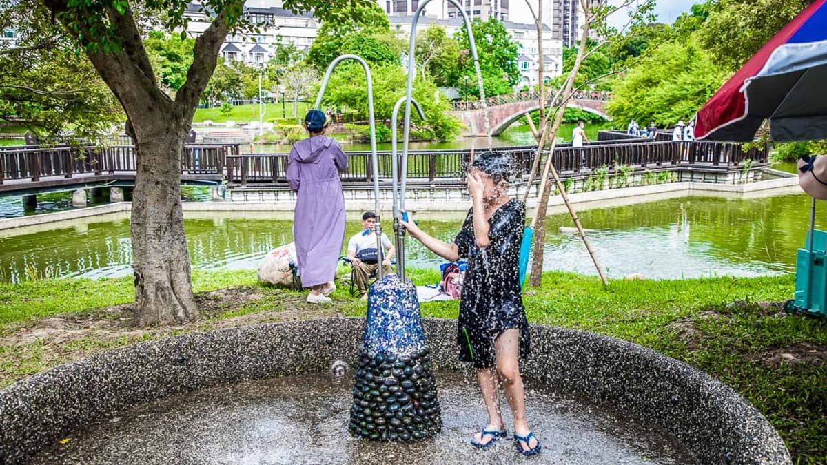 玩水前、後都可以來這個簡便淋浴區簡單沖洗一下。（圖片來源：大手牽小手。玩樂趣）