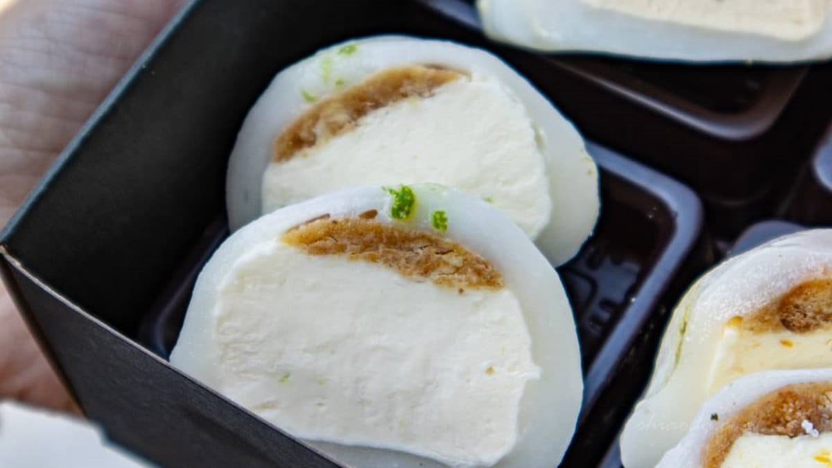 「檸檬乳酪大福」內餡酸度略高，檸檬香氣濃郁，搭配消化餅乾口感像在吃檸檬塔。（圖片來源：貪吃巧達）