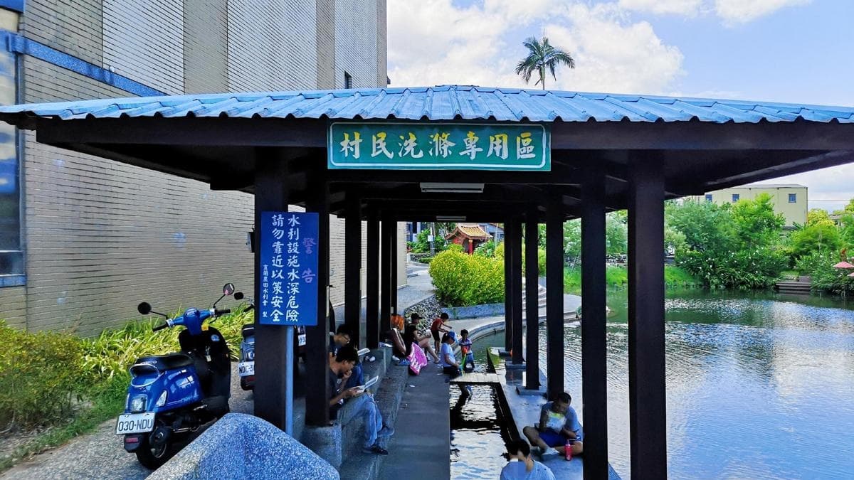 涼亭區除了有戲水的小朋友之外，還有一些上班族在這裡享用午餐。（圖片來源：晨晨喬喬玩樂日記）
