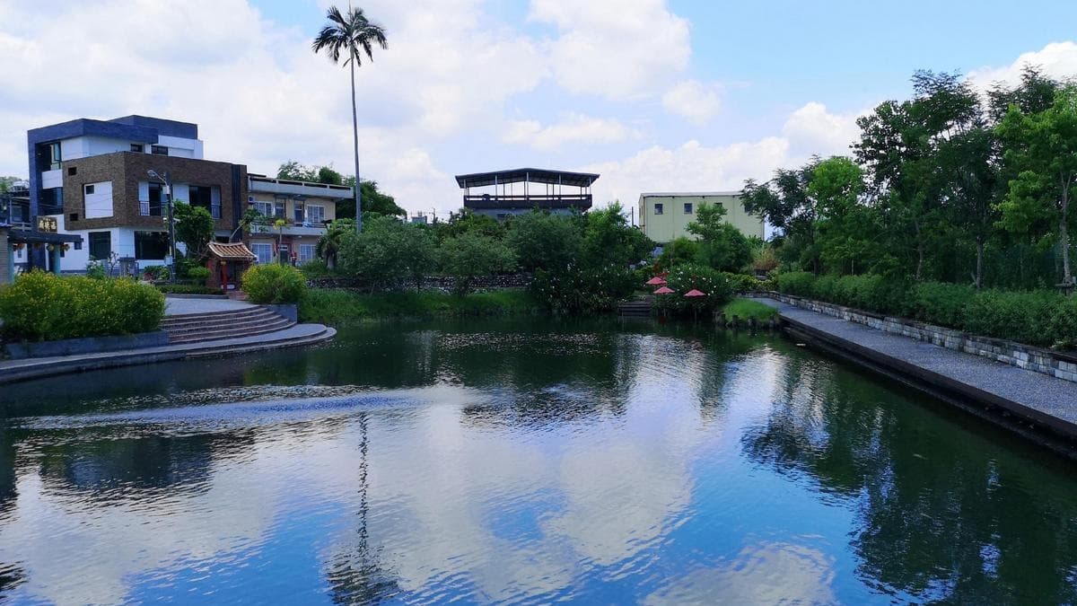 繞著池邊走１圈，各個角度都很美很好拍。（圖片來源：晨晨喬喬玩樂日記）