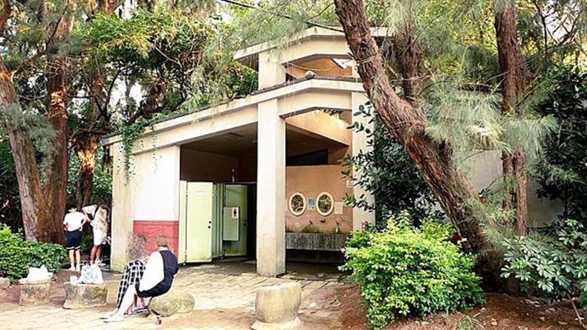 「濱海森林遊憩區」提供清潔空間，無論是狗狗還是小孩，都能清洗過後再上車。（圖片來源：美食鐵粉靜香兒）