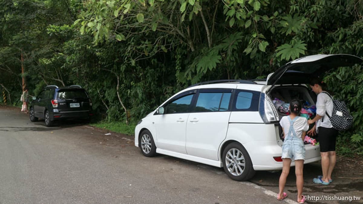 親水園區的停車場位置不多，把車停在路邊，再走到溪邊距離並不遠。（圖片來源：Tiss玩味食尚）