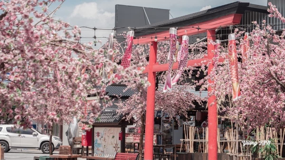 這裡致敬日本神社的鳥居建築，並設有櫻花造景。（圖片來源：蔡小妞依玲）