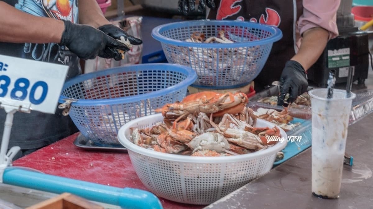 市場裡有許多現撈的海鮮能挑選，也有提供傳統泰式熟食。（圖片來源：蔡小妞依玲）