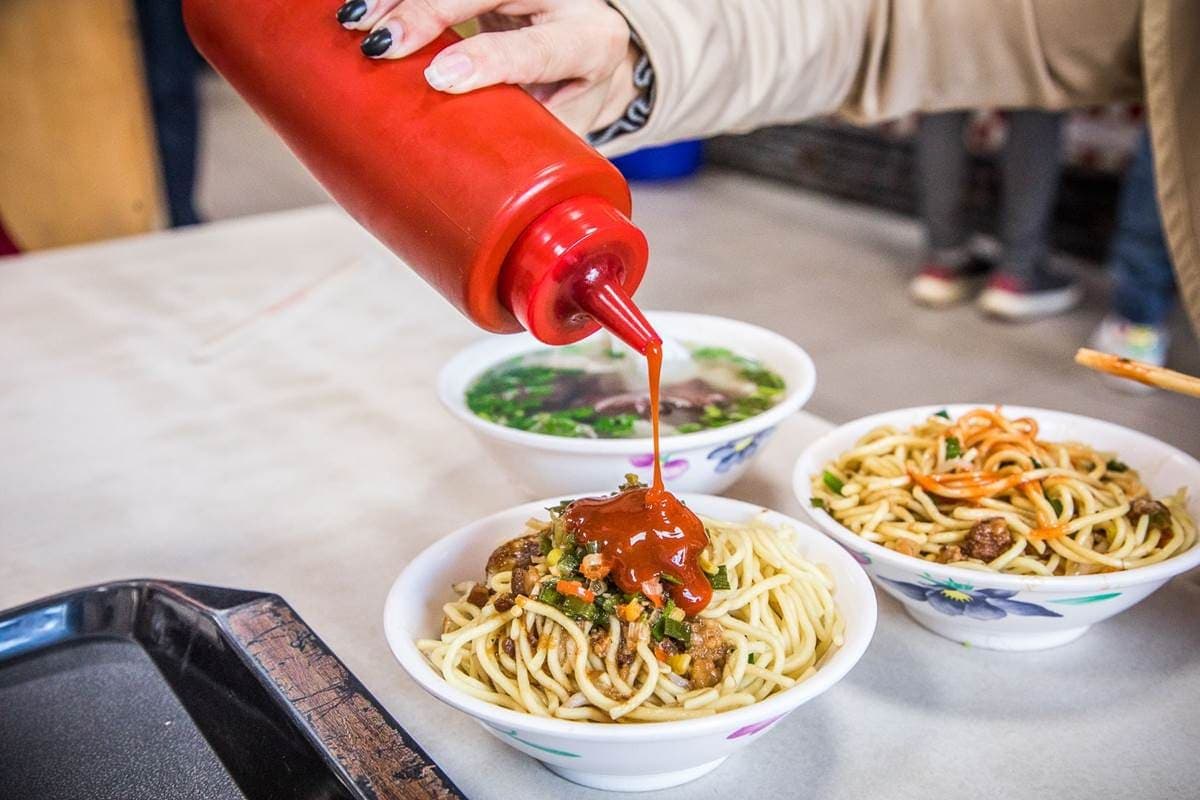 台中超狂排隊早餐!炒麵必加蔥蒜醬+東泉辣椒最道地,豬血湯整碗滿滿都是料 台中超狂排隊早餐!炒麵必加蔥蒜醬+東泉辣椒最道地,豬血湯整碗滿滿都是料