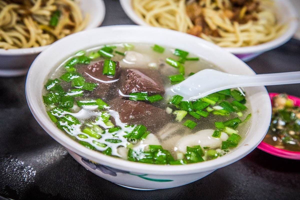 台中超狂排隊早餐!炒麵必加蔥蒜醬+東泉辣椒最道地,豬血湯整碗滿滿都是料 台中超狂排隊早餐!炒麵必加蔥蒜醬+東泉辣椒最道地,豬血湯整碗滿滿都是料