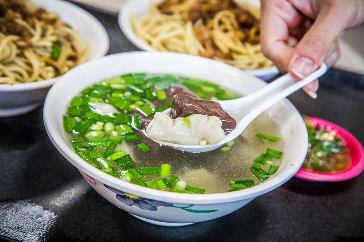 台中超狂排隊早餐!炒麵必加蔥蒜醬+東泉辣椒最道地,豬血湯整碗滿滿都是料 台中超狂排隊早餐!炒麵必加蔥蒜醬+東泉辣椒最道地,豬血湯整碗滿滿都是料