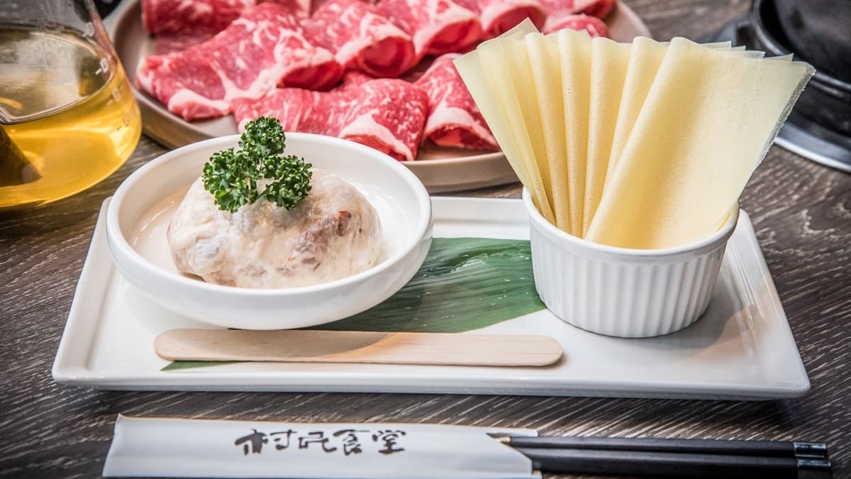 「DIY紙餃子」是招牌菜色之一，紙豆腐包入特製的香芹海鮮魚漿很特別。（圖片來源：大手牽小手。玩樂趣）