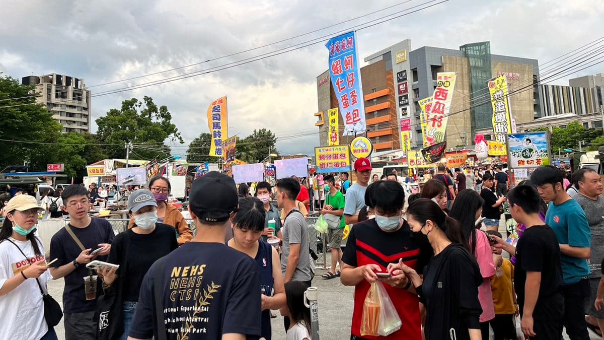 夜市共有100多家攤位，小吃、遊戲類型通通有。（圖片來源：公11夜市市集）