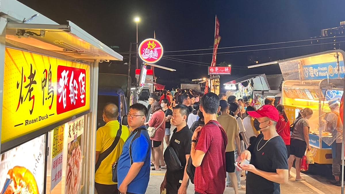 百家攤位中，更進駐了10台以上的美食餐車。（圖片來源：公11夜市市集）