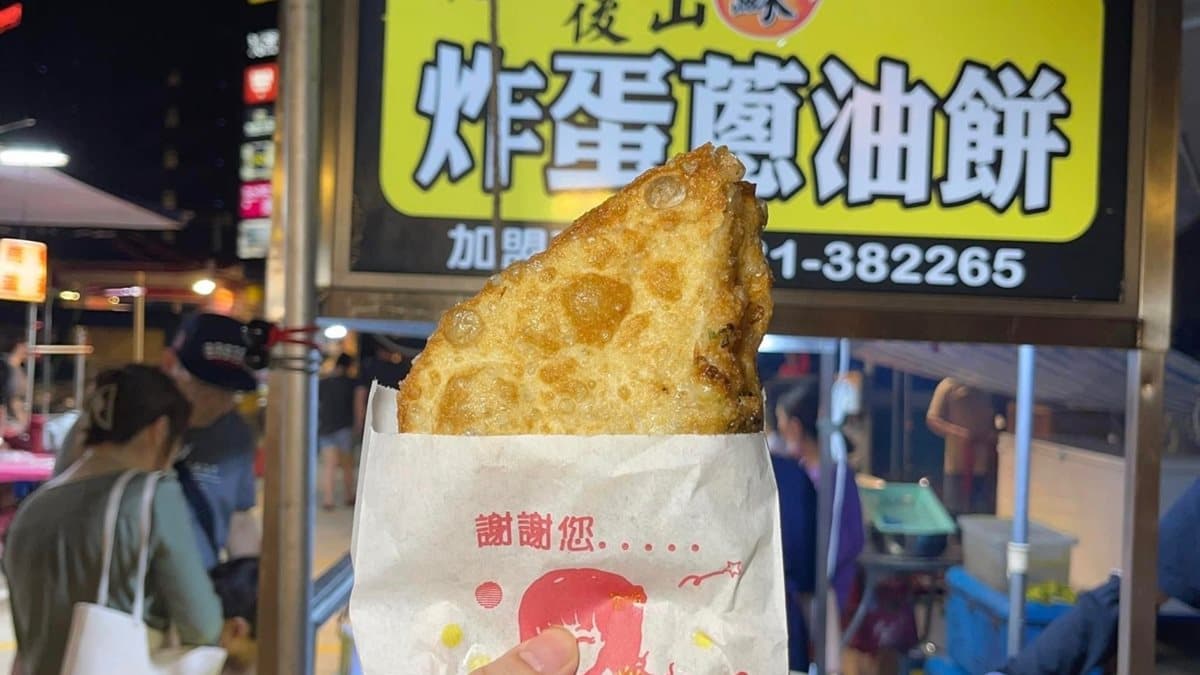 夜市裡有花蓮炸彈蔥油餅攤販。（圖片來源：公11夜市市集）