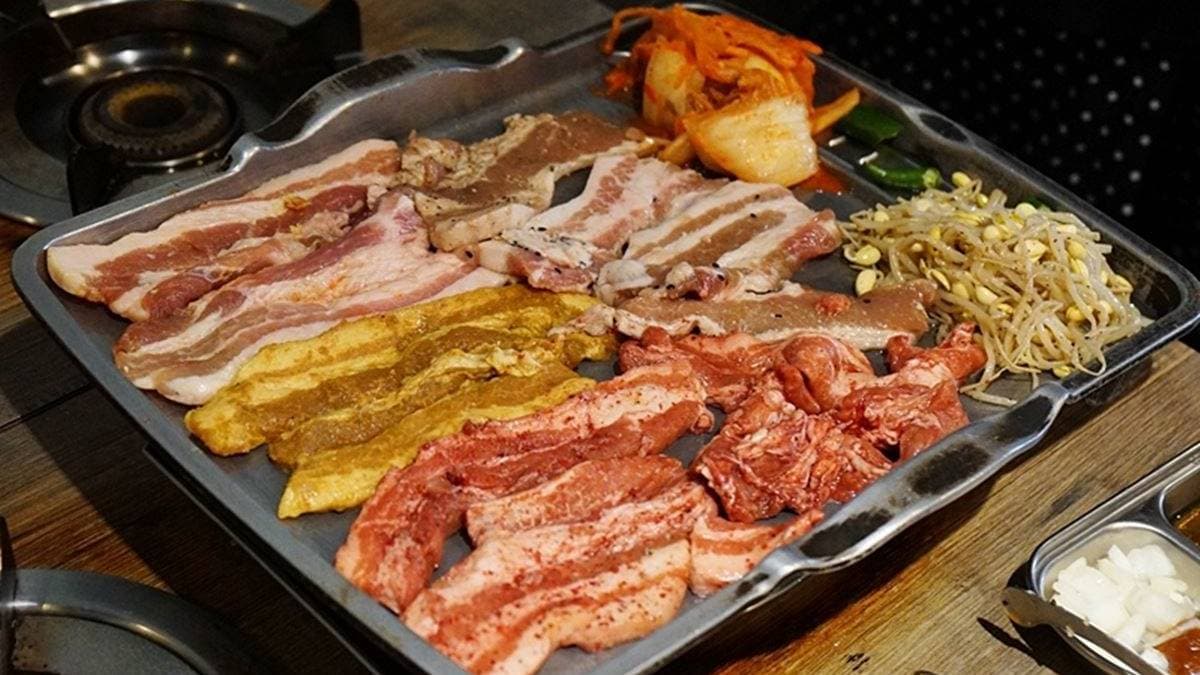 招牌「烤豬五花」共有７種特色風味，每份可任選４種。（圖片來源：PEKOのSimple Life）  