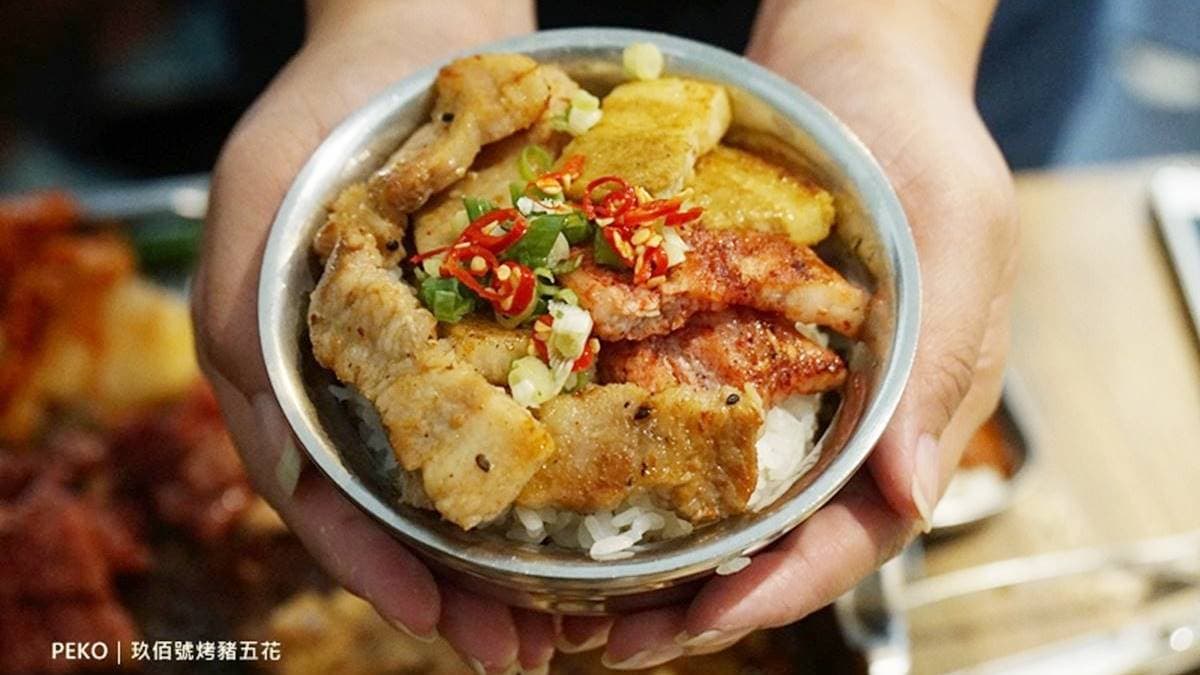 烤好的肉還可以沾上辣醬、麻油、洋蔥，入味又下飯。（圖片來源：PEKOのSimple Life）  
