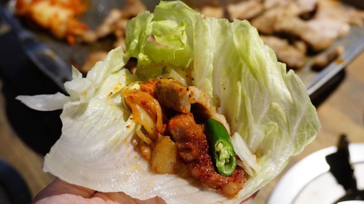 生菜包肉清爽解膩，是最經典的吃法。（圖片來源：PEKOのSimple Life）  