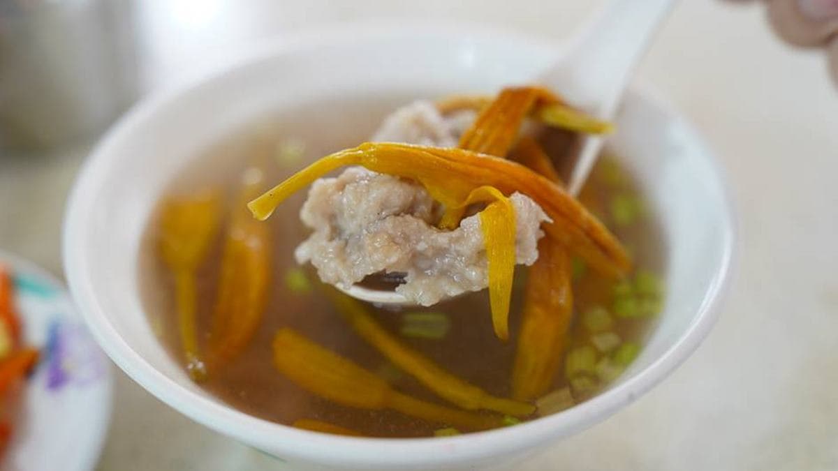 金針赤肉羹是清湯，喝得到金針的清甜跟香味，清爽帶有芹菜香的湯頭。（圖片來源：跳躍的宅男）