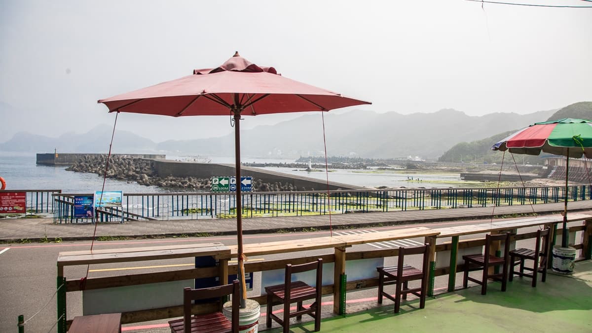 店家位置有夠讚，直接就是海景第一排。（圖片來源：大手牽小手。玩樂趣）